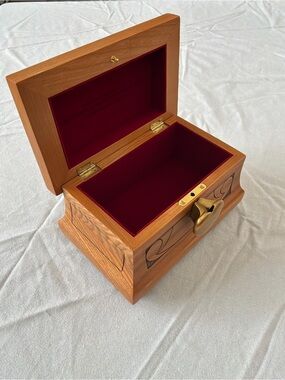 ******** Disney Snow White Wooden Jewelry Box with Gold-Tone Heart Lock ********